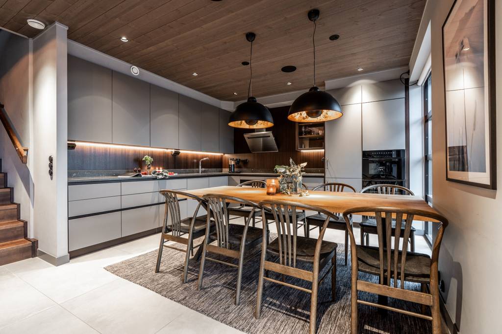 cuisine ouverte et salle à manger décoration contemporaine appartement montagnard en duplex de 140m2