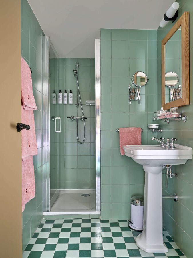 salle de bain verte sol à damier vert et blanc par Beata Heuman Hôtel la Boétie Paris