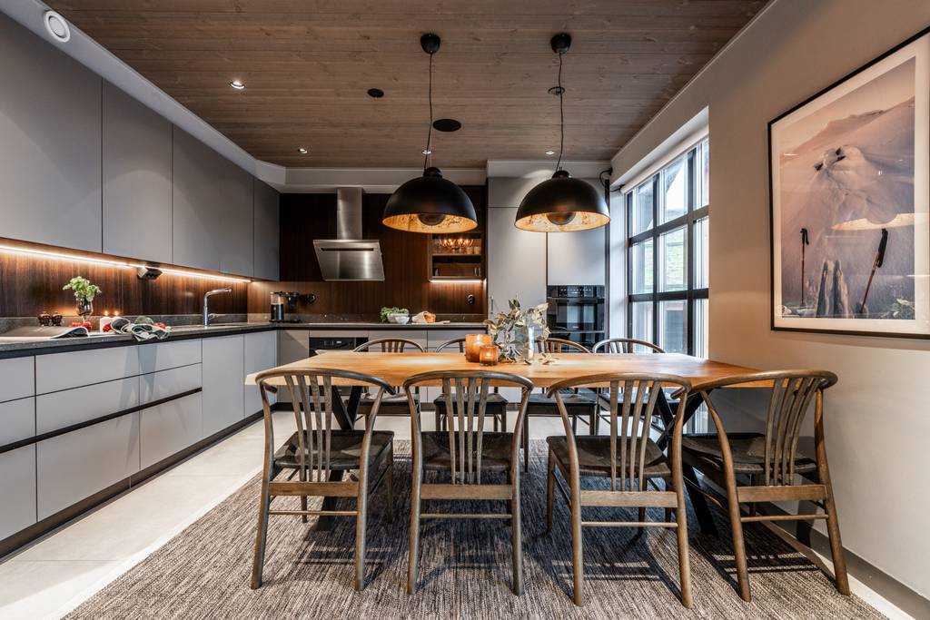 cuisine ouverte et salle à manger décoration contemporaine appartement montagnard en duplex de 140m2