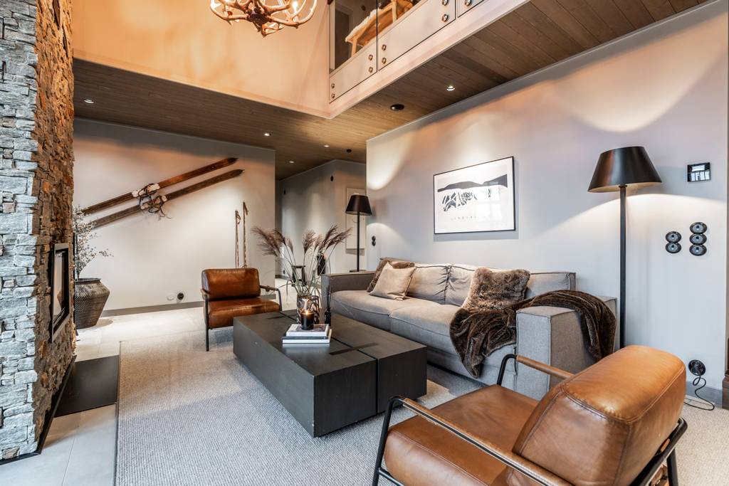 salon avec cheminée pierre décoration contemporaine appartement montagnard en duplex de 140m2