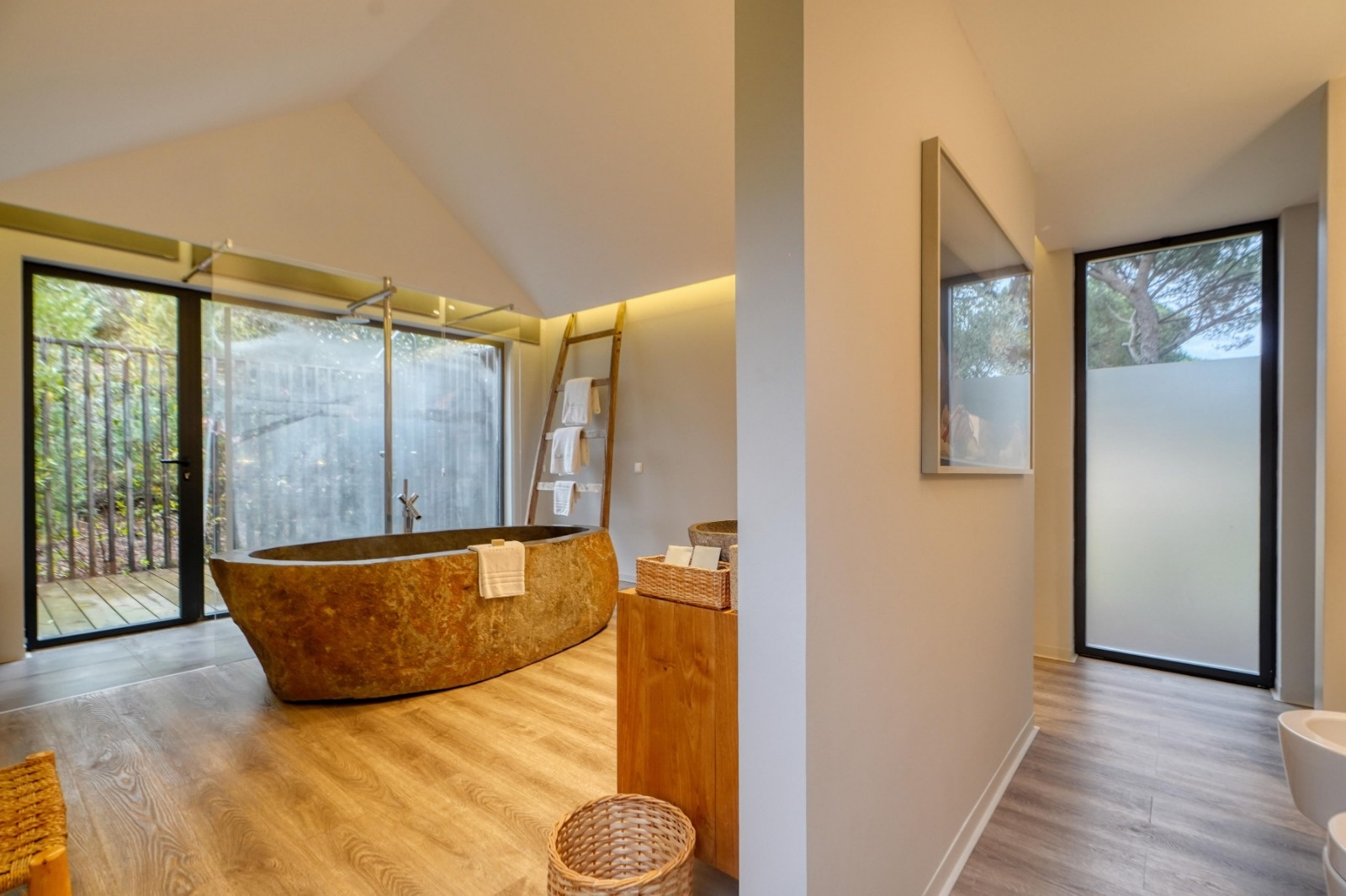 salle de bain baignoire îlot pierre décoration moderne maison contemporaine avec piscine Comporta