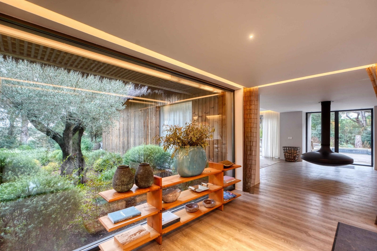 salon décoration moderne maison contemporaine avec piscine Comporta cheminée Gyrofocus