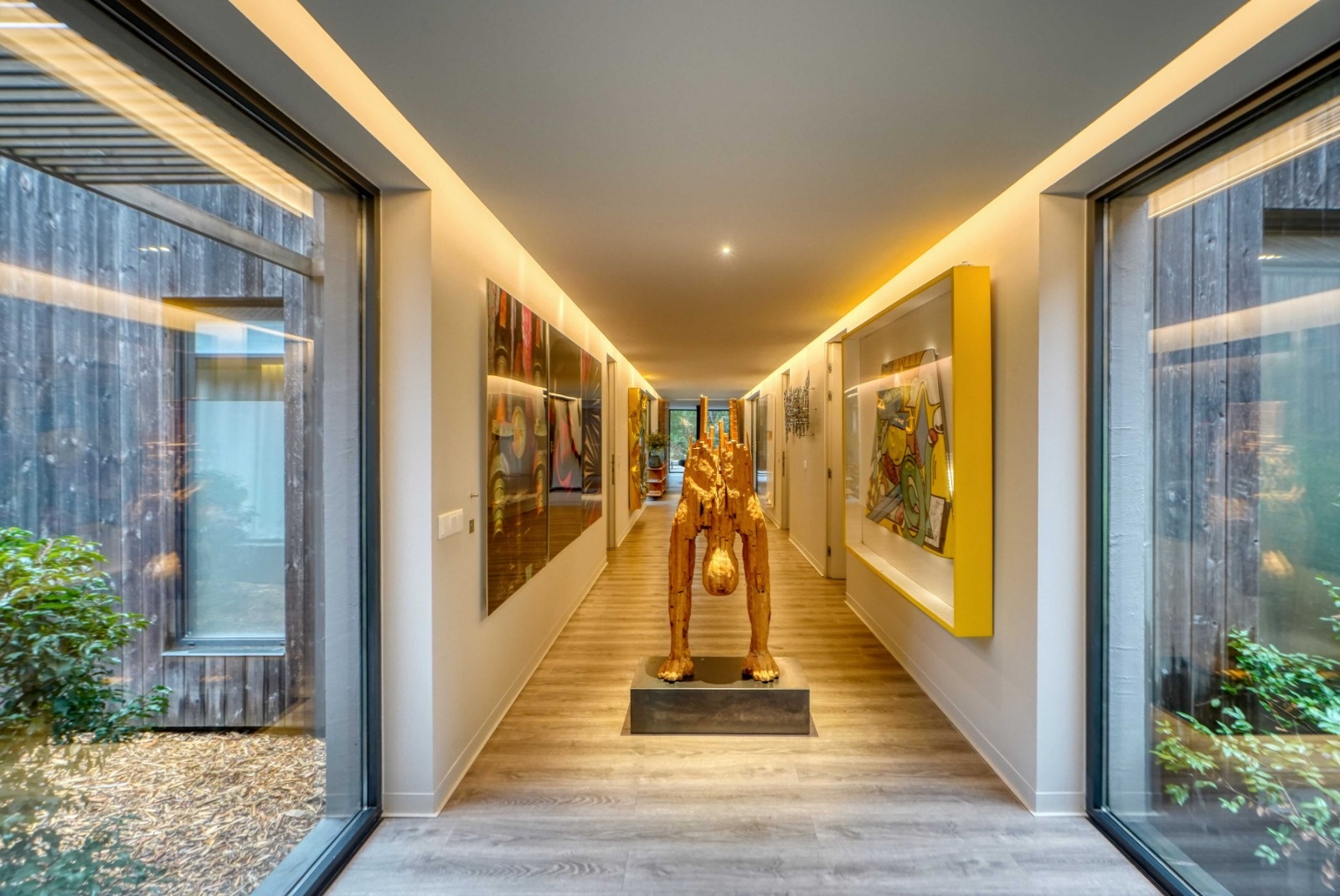 couloir galerie d'art décoration moderne maison contemporaine avec piscine Comporta