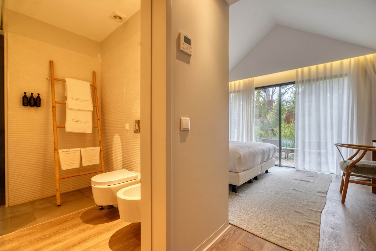 chambre avec salle de bain décoration moderne maison contemporaine avec piscine Comporta