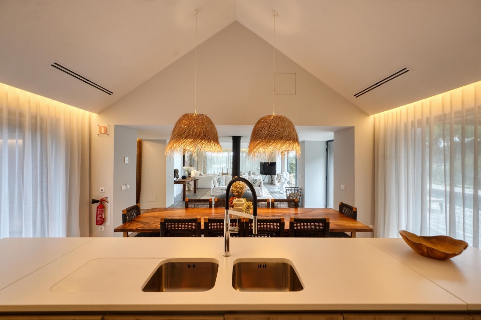 cuisine ouverte sur salon décoration moderne maison contemporaine avec piscine Comporta 