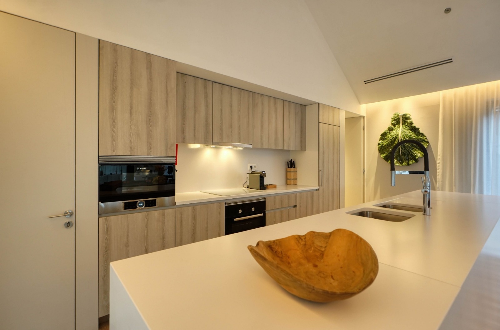 cuisine ouverte sur salon décoration moderne maison contemporaine avec piscine Comporta 