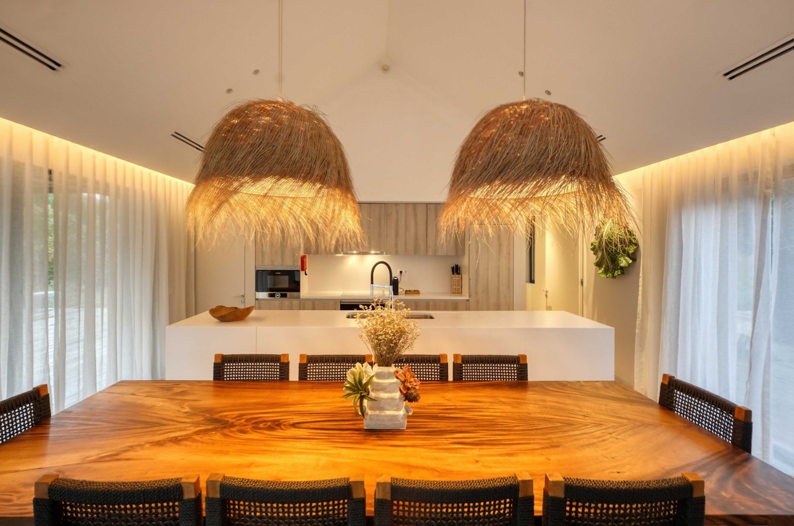 cuisine ouverte sur salon décoration moderne maison contemporaine avec piscine Comporta 