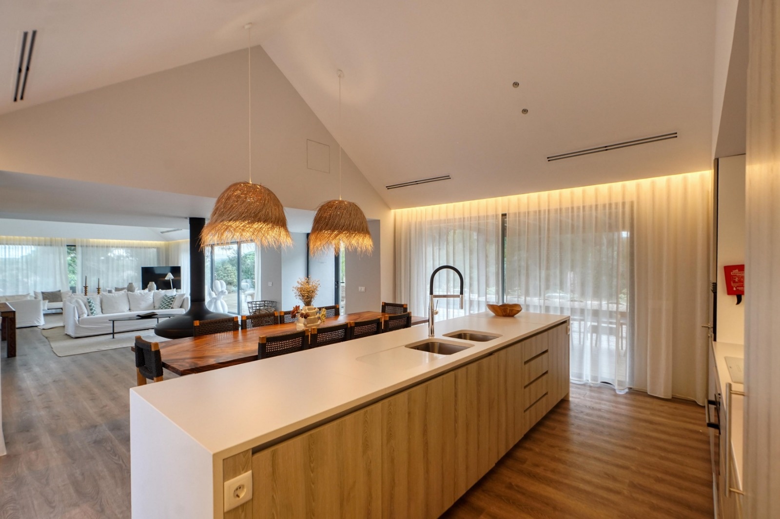 cuisine ouverte sur salon décoration moderne maison contemporaine avec piscine Comporta cheminée Gyrofocus