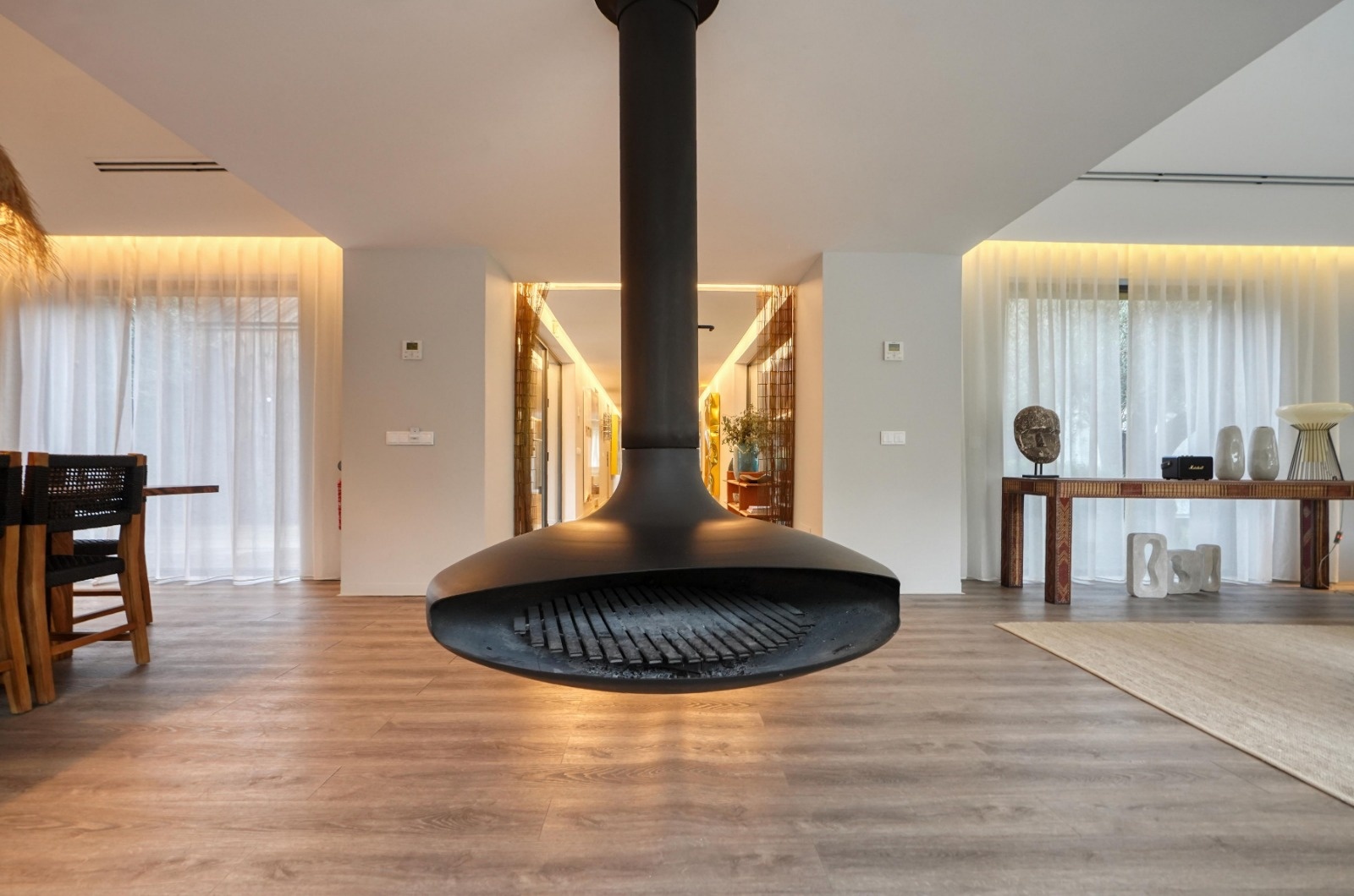 salon décoration moderne maison contemporaine avec piscine Comporta cheminée Gyrofocus