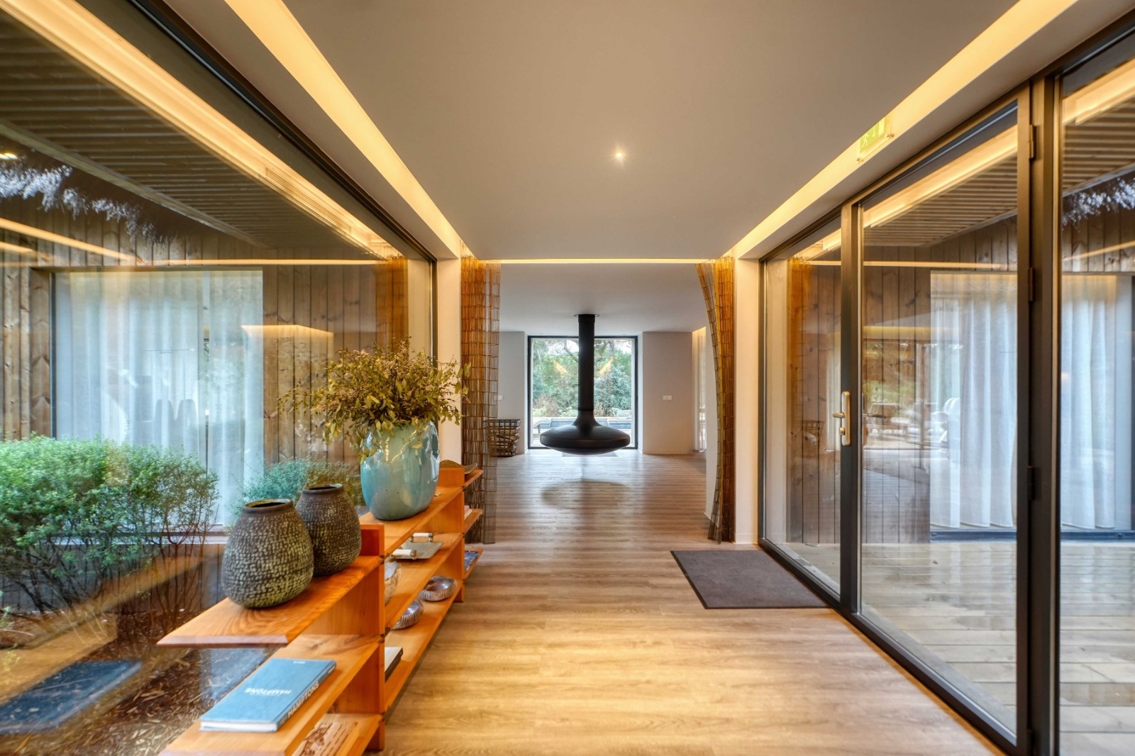 salon décoration moderne maison contemporaine avec piscine Comporta cheminée Gyrofocus