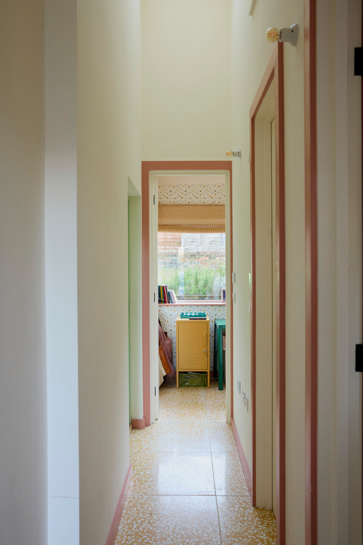 couloir sol terrazzo maison de ville Londres décoration colorée par Studio Astrain Scheldt et Bice & Birch