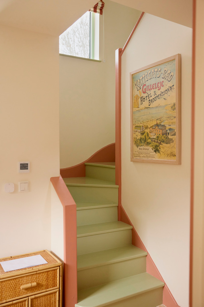 escalier bois peint en vert amande maison de ville Londres décoration colorée par Studio Astrain Scheldt et Bice & Birch