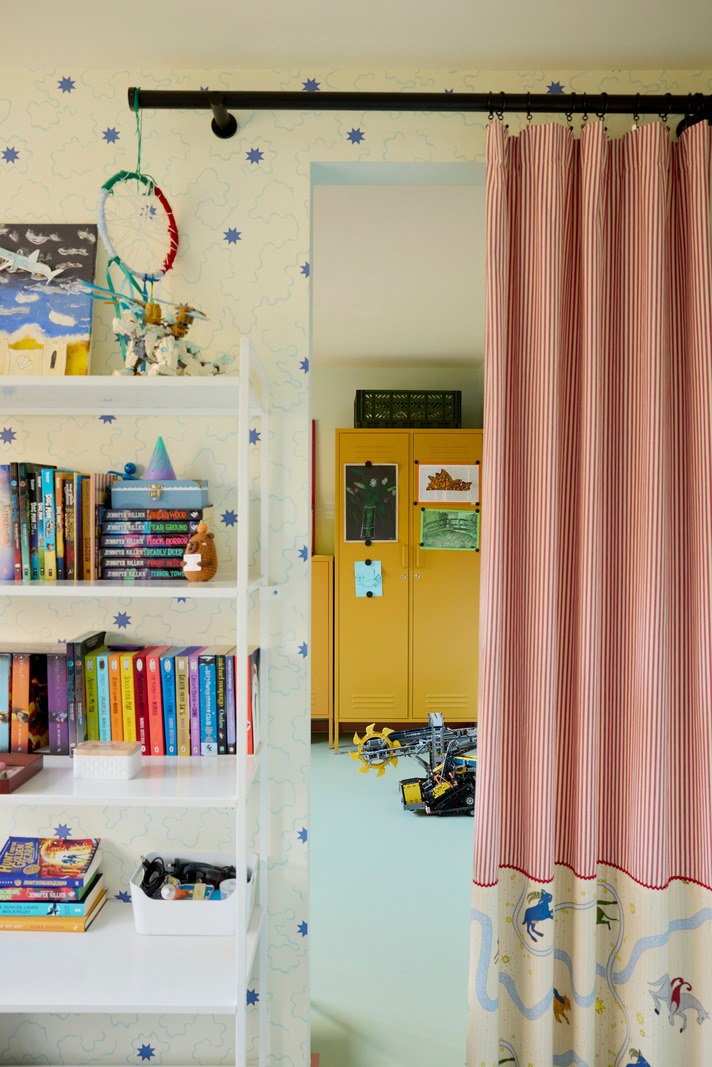 chambre maison de ville Londres décoration colorée par Studio Astrain Scheldt et Bice & Birch