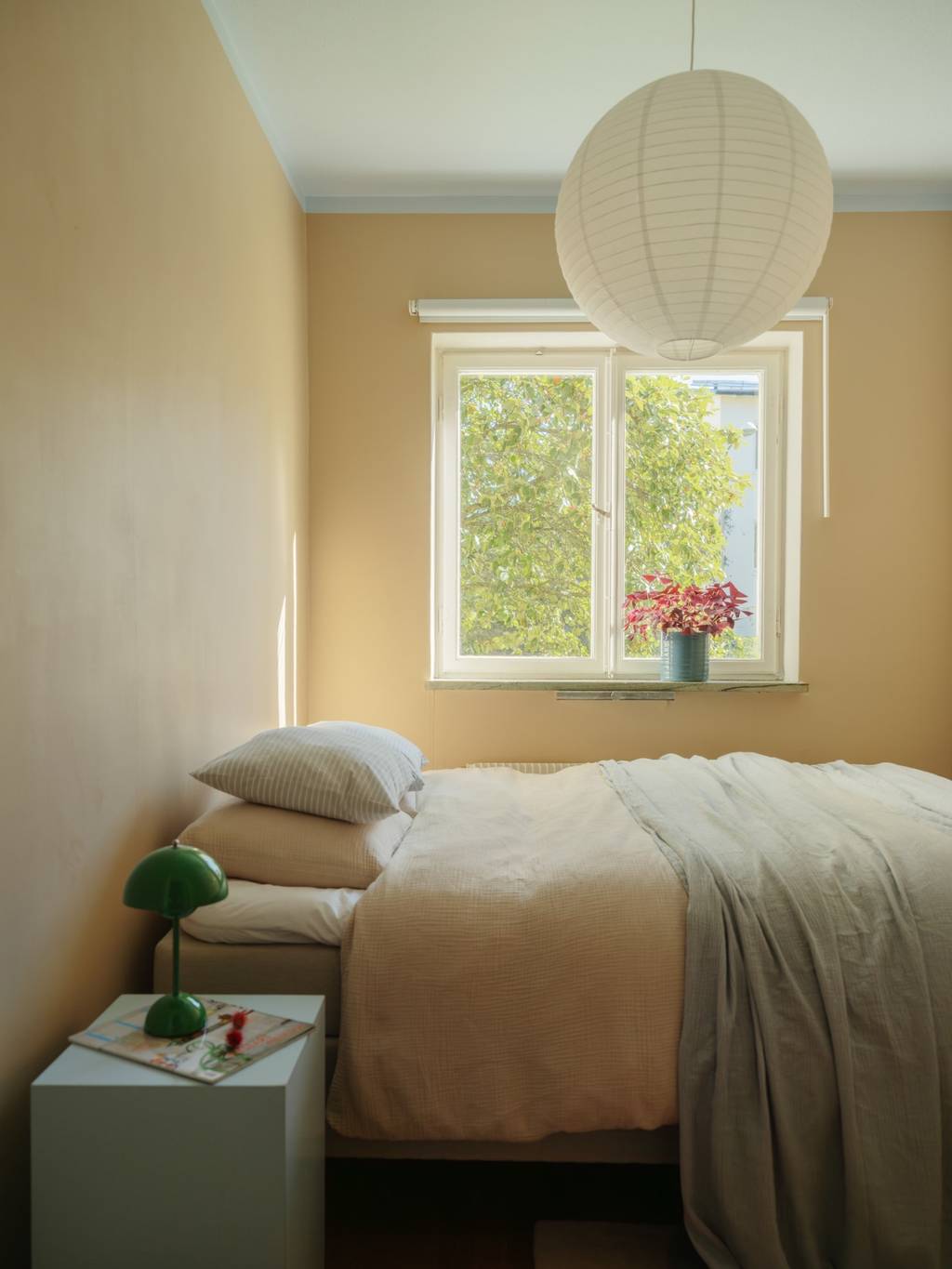 chambre jaune beurre appartement 45m2 décoration vintage et colorée