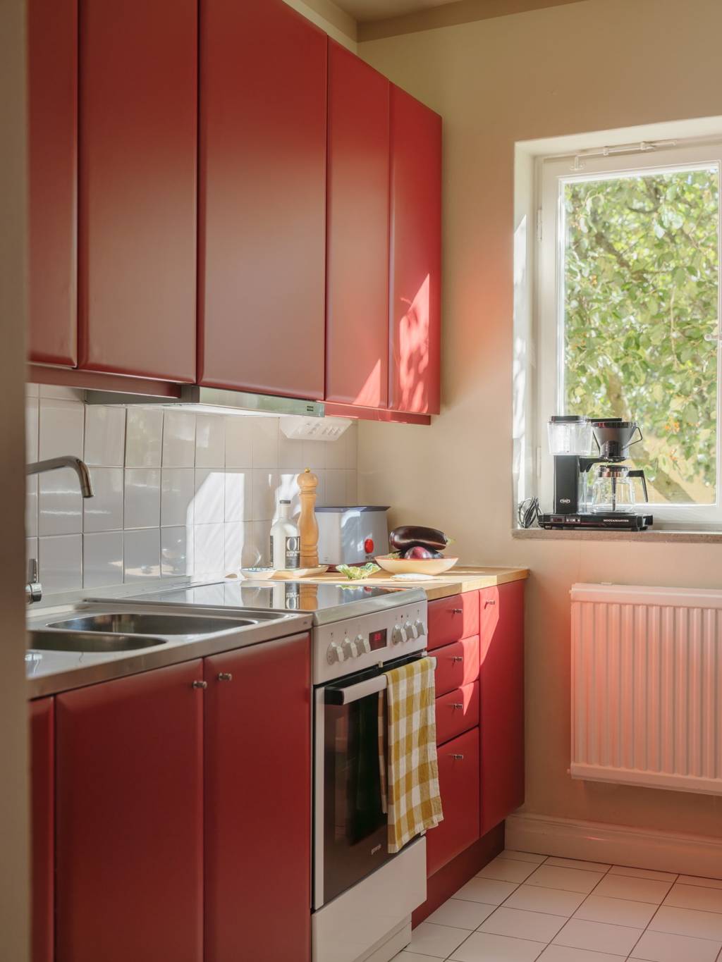 cuisine rouge appartement 45m2 décoration vintage et colorée