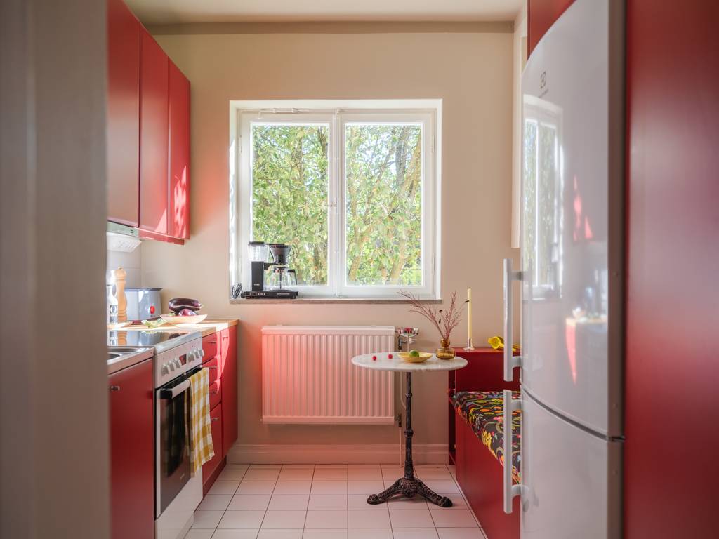 cuisine rouge appartement 45m2 décoration vintage et colorée
