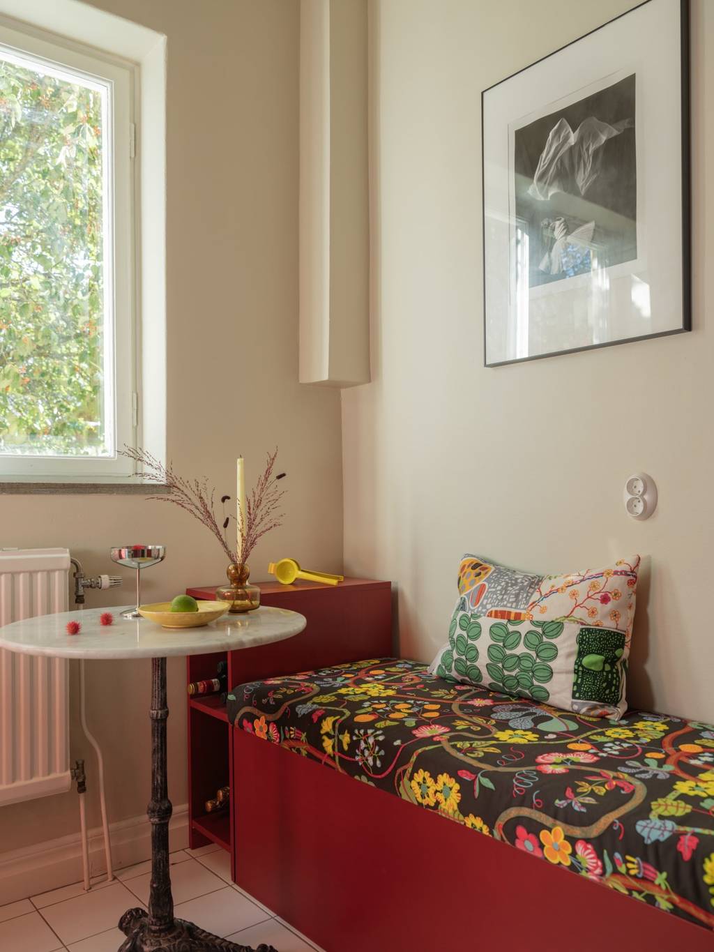 espace repas dans cuisine rouge appartement 45m2 décoration vintage et colorée