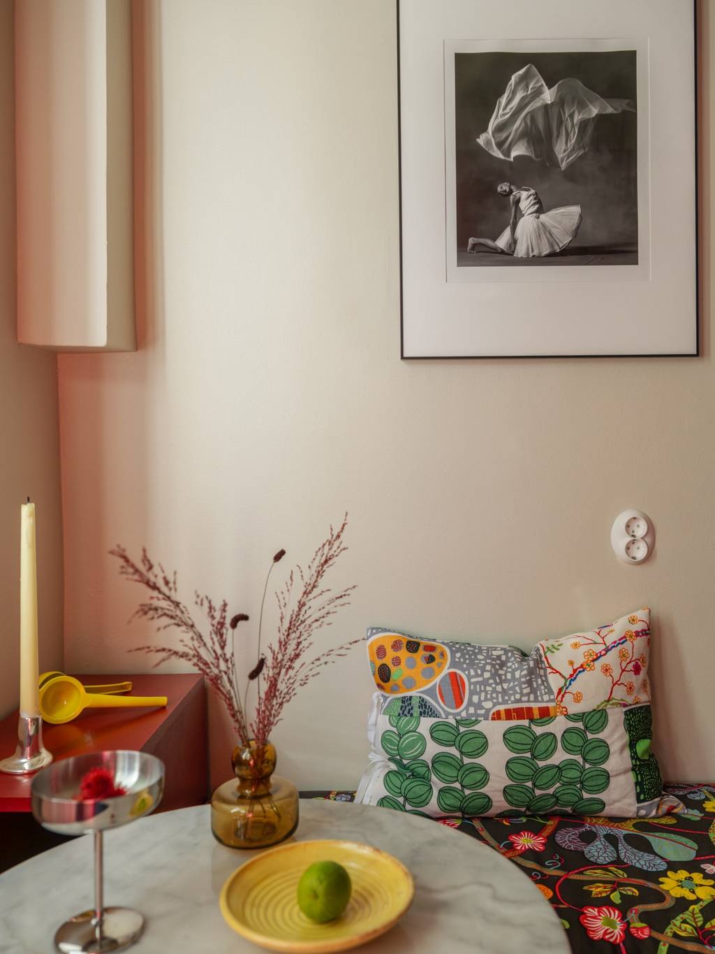 espace repas dans cuisine rouge appartement 45m2 décoration vintage et colorée