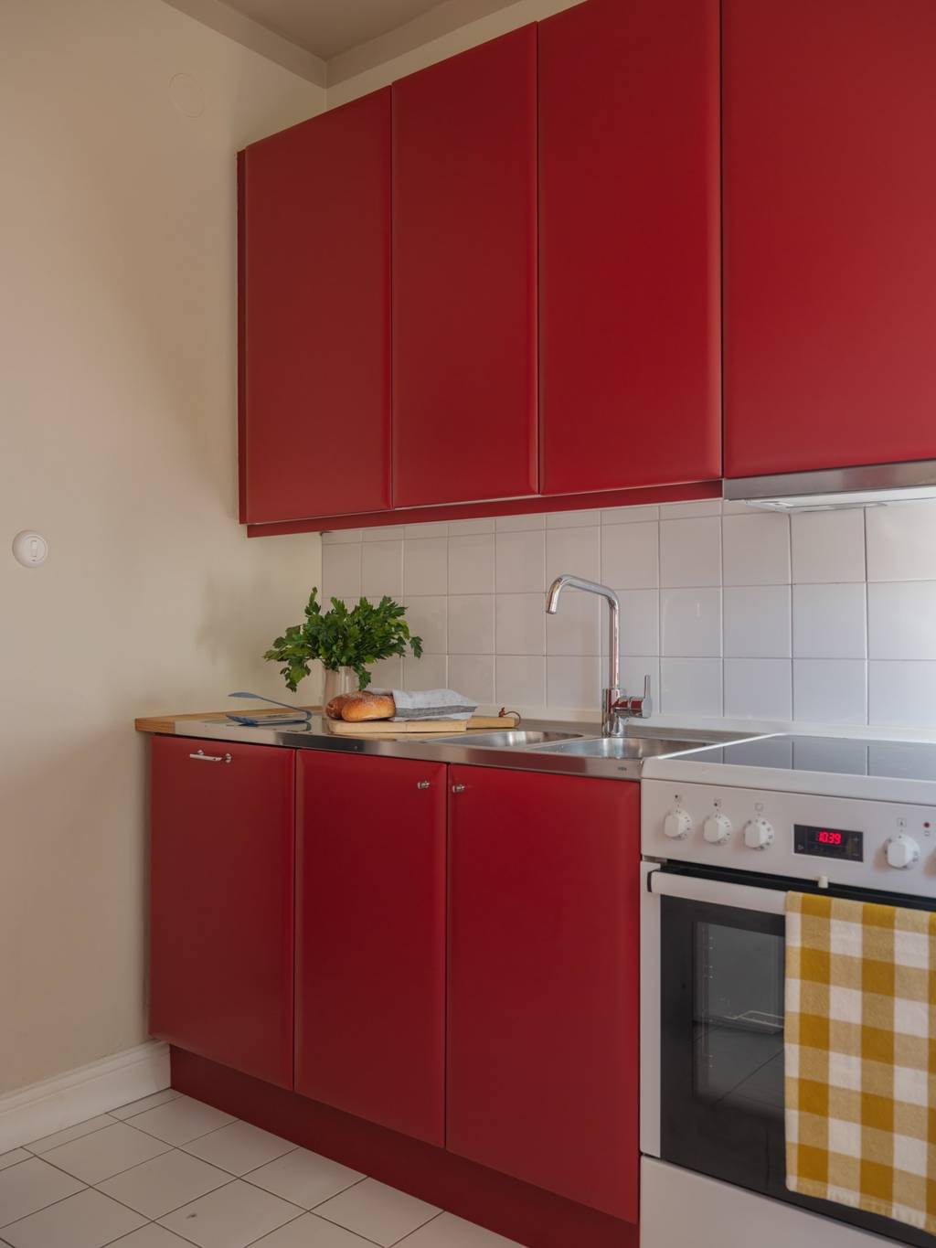 cuisine rouge appartement 45m2 décoration vintage et colorée