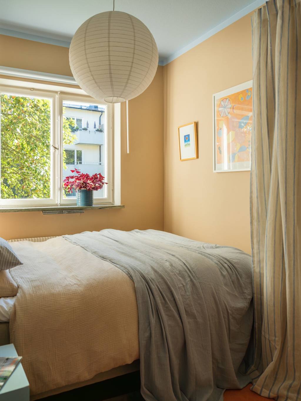 chambre jaune beurre appartement 45m2 décoration vintage et colorée