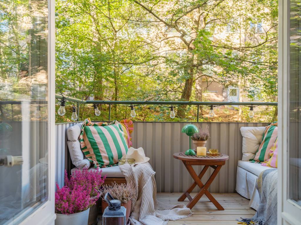 balcon vue arbres décoration colorée