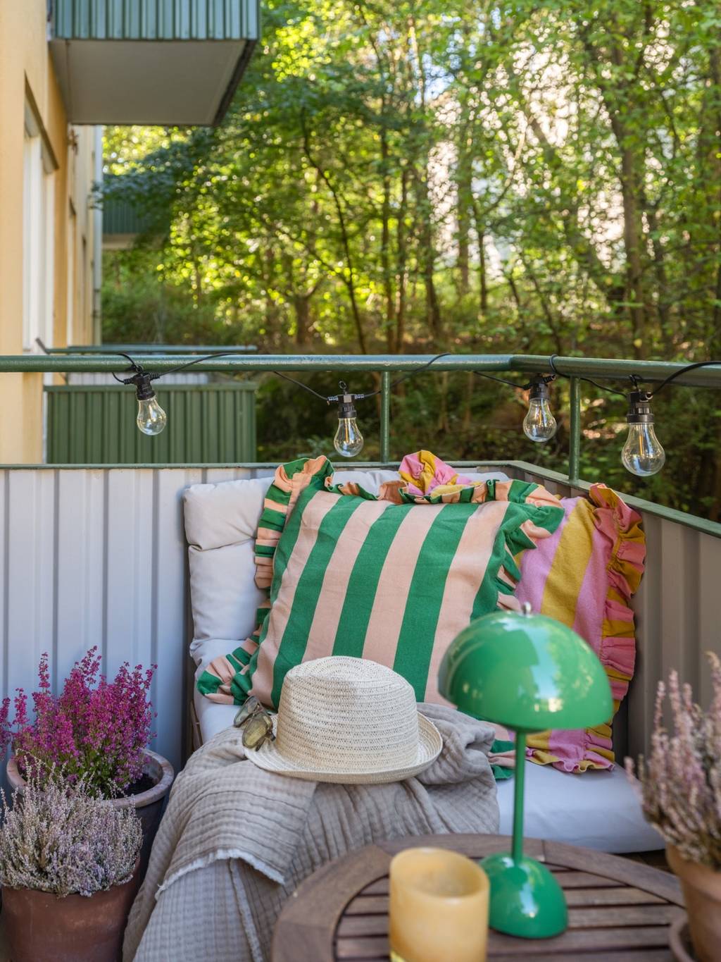 balcon vue arbres décoration colorée