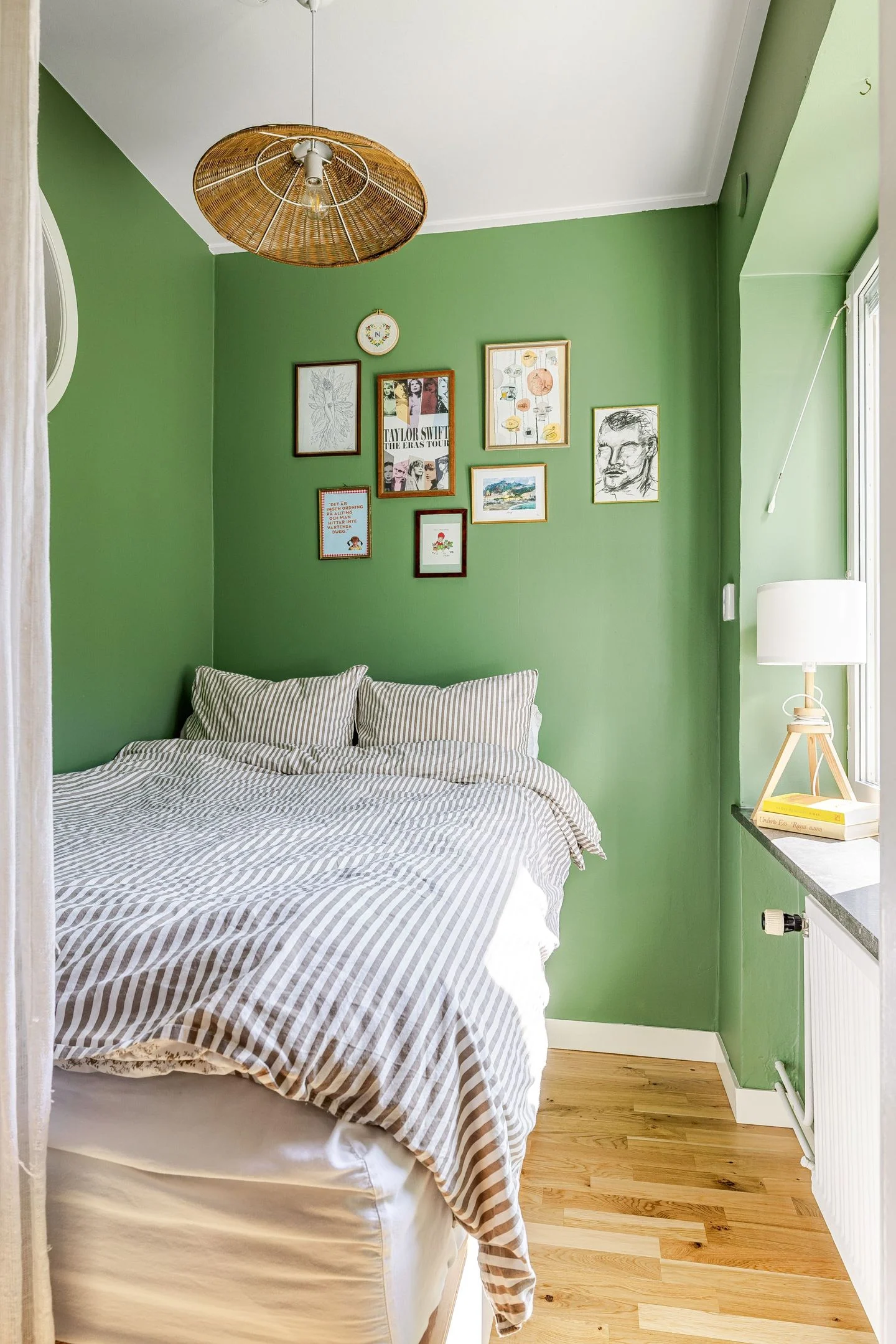 chambre murs verts appartement 33m2 décoration scandinave colorée chambre murs verts appartement 33m2 décoration scandinave colorée