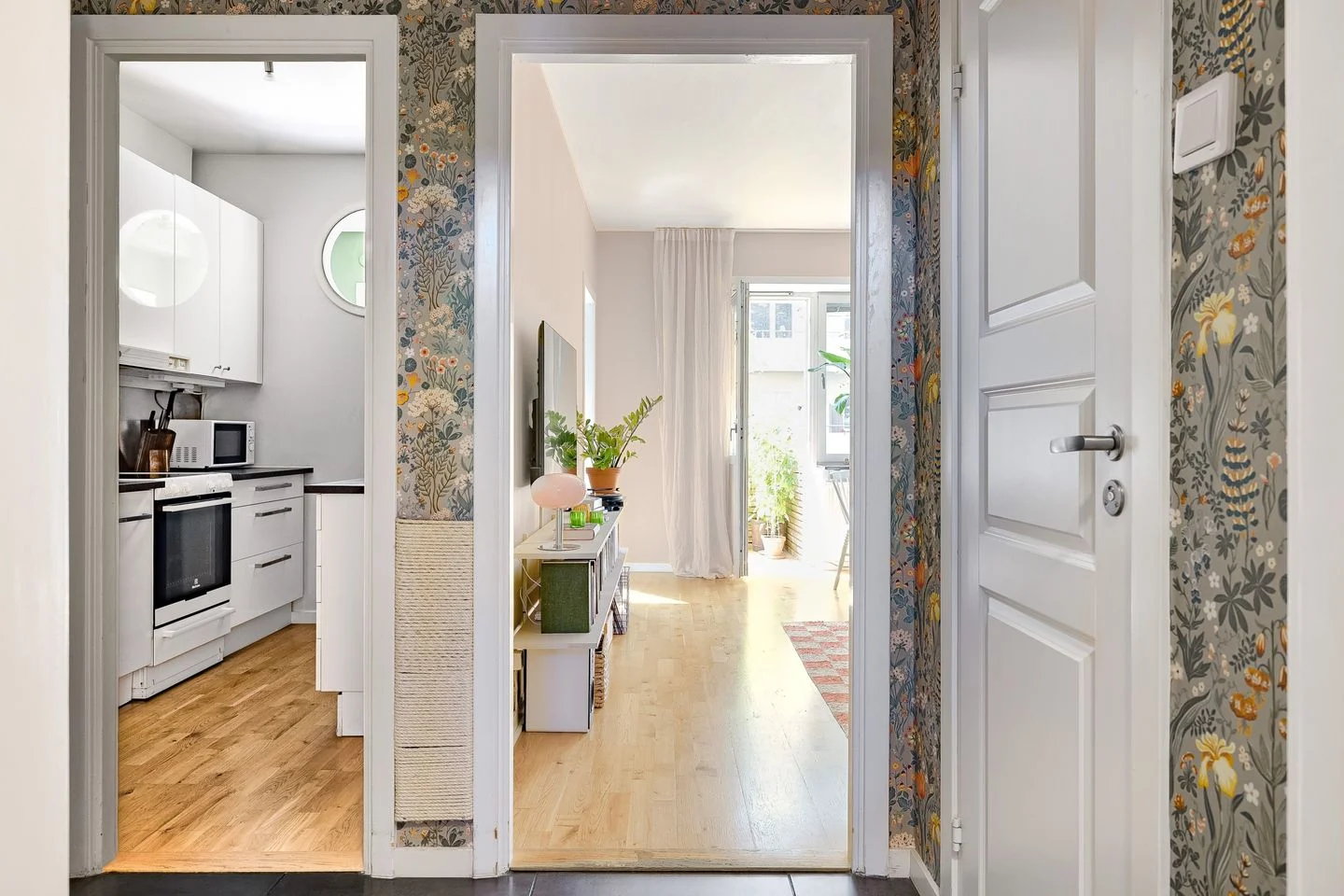 entrée papier-peint appartement 33m2 décoration scandinave colorée entrée papier-peint appartement 33m2 décoration scandinave colorée