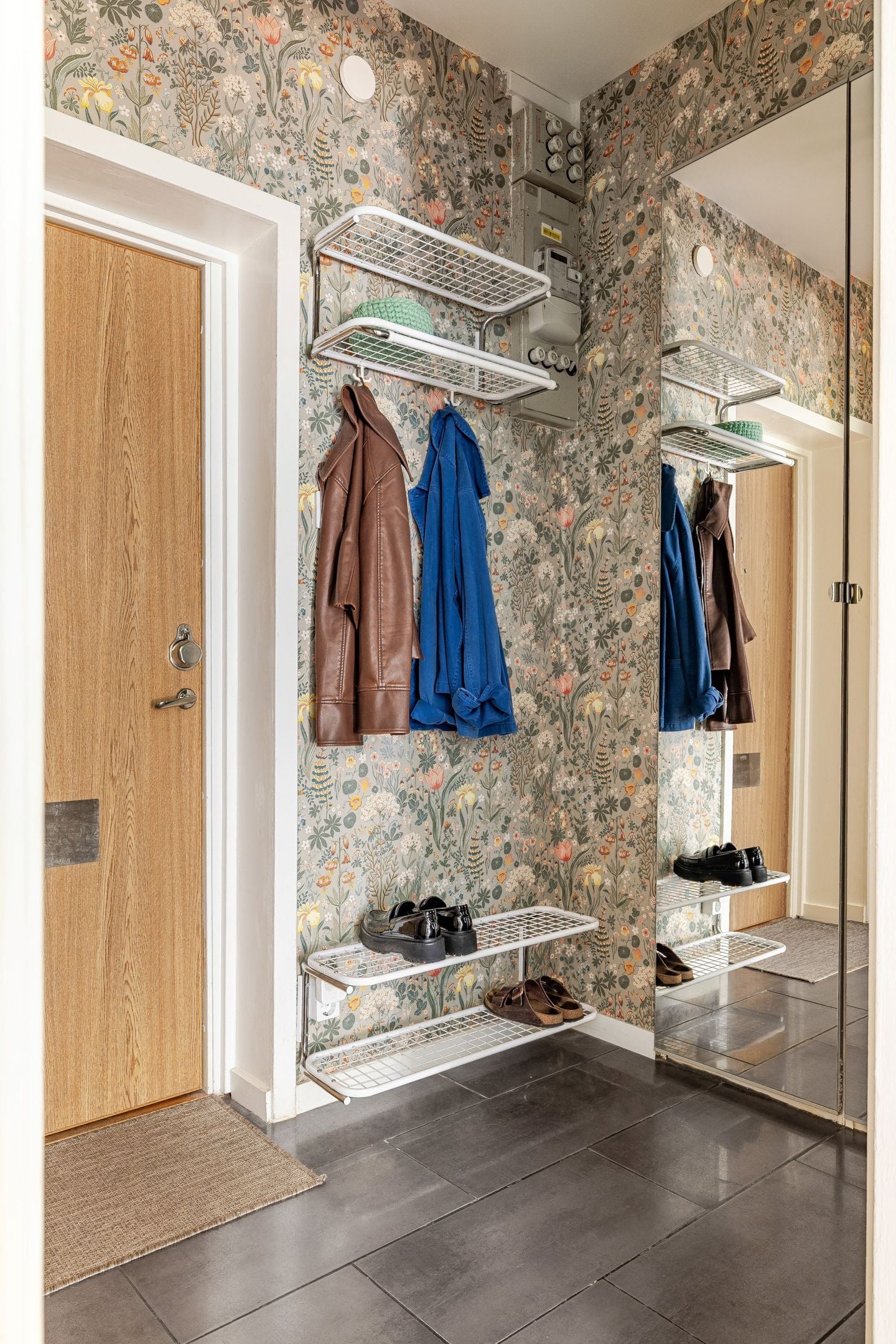 entrée avec papier-peint appartement 33m2 décoration scandinave colorée entrée avec papier-peint appartement 33m2 décoration scandinave colorée