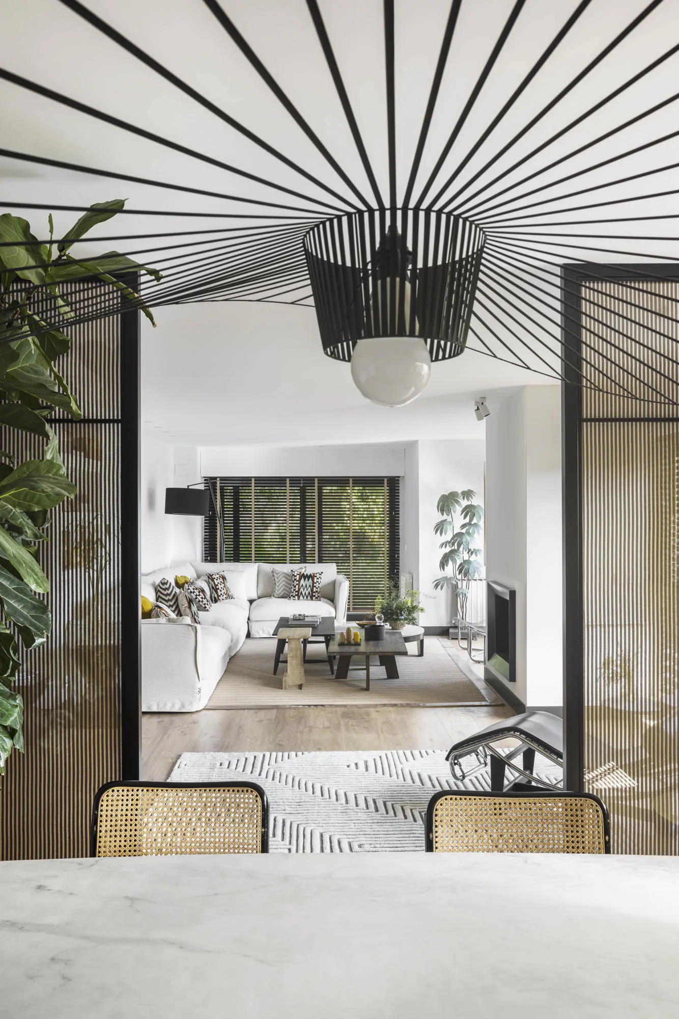 salon avec cheminée et salle à manger avec verrière décoration contemporaine appartement avec terrasse rénové par des architectes salon avec cheminée et salle à manger avec verrière décoration contemporaine appartement avec terrasse rénové par des architectes