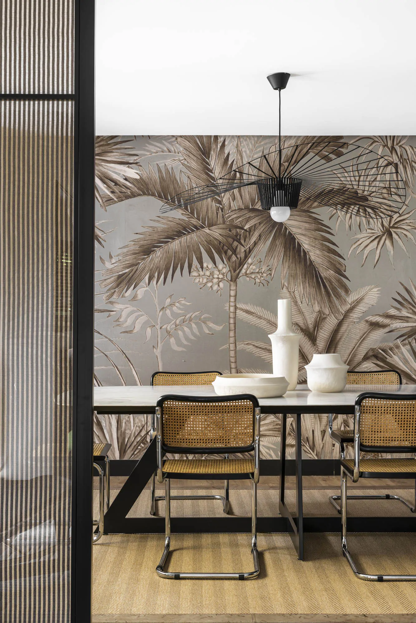 salle à manger avec verrière et fresque Jarawa Ananbo décoration contemporaine appartement avec terrasse rénové par des architectes salle à manger avec verrière et fresque Jarawa Ananbo décoration contemporaine appartement avec terrasse rénové par des architectes
