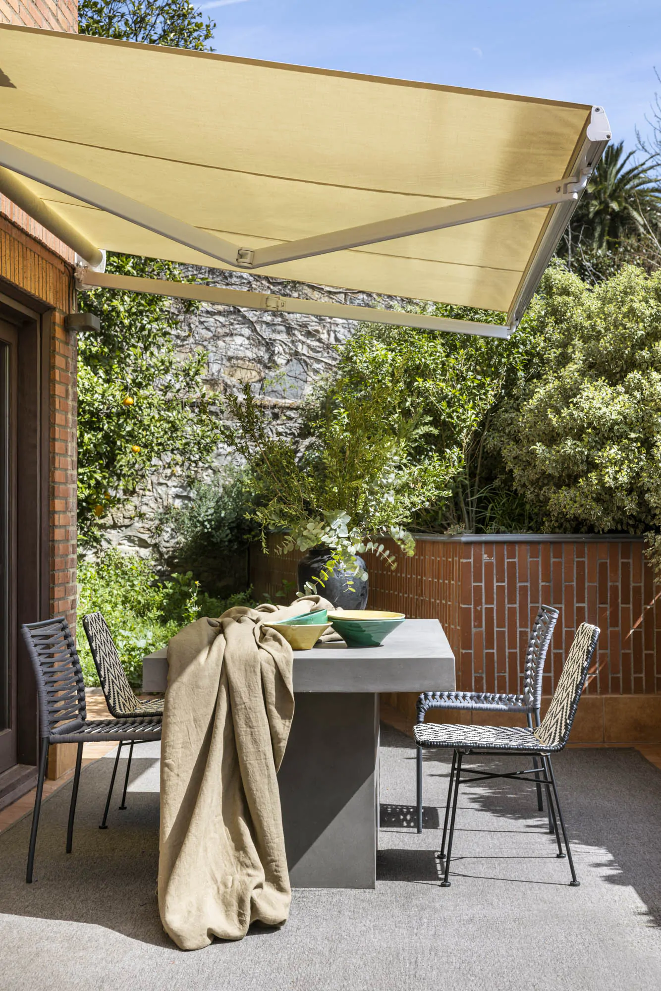 terrasse avec store banne décoration contemporaine appartement rénové par des architectes terrasse avec store banne décoration contemporaine appartement rénové par des architectes