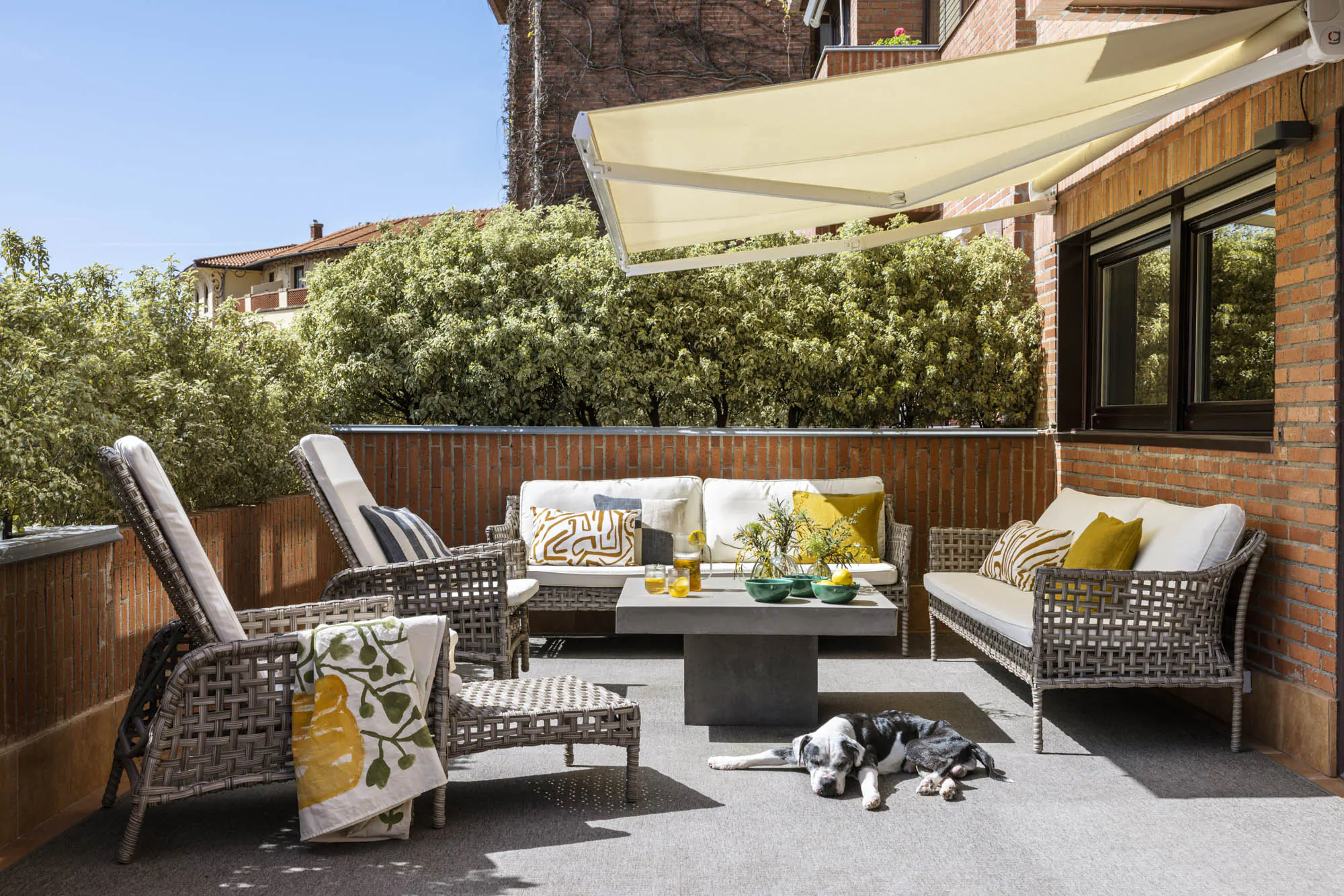 terrasse avec store banne décoration contemporaine appartement rénové par des architectes terrasse avec store banne décoration contemporaine appartement rénové par des architectes