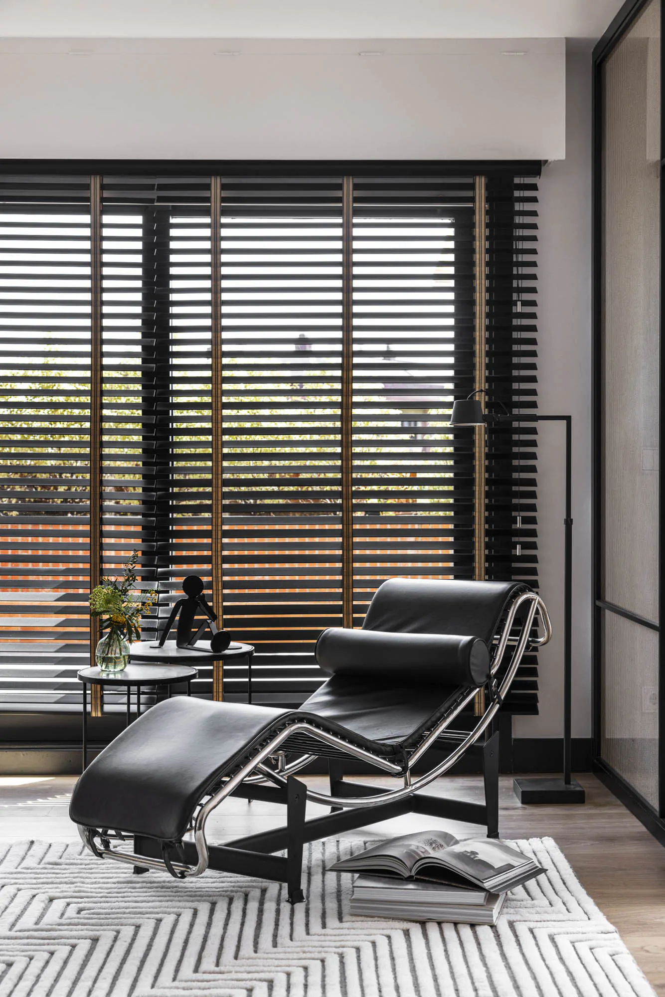 salon avec fauteuil LC4 Le Corbusier décoration contemporaine appartement avec terrasse rénové par des architectes salon avec fauteuil LC4 Le Corbusier décoration contemporaine appartement avec terrasse rénové par des architectes