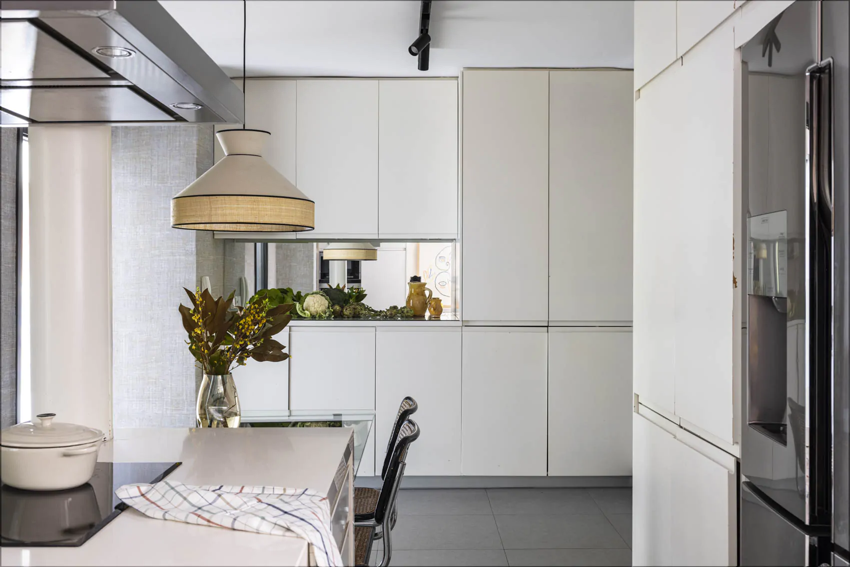 cuisine blanche avec espace repas décoration contemporaine appartement avec terrasse rénové par des architectes cuisine blanche avec espace repas décoration contemporaine appartement avec terrasse rénové par des architectes