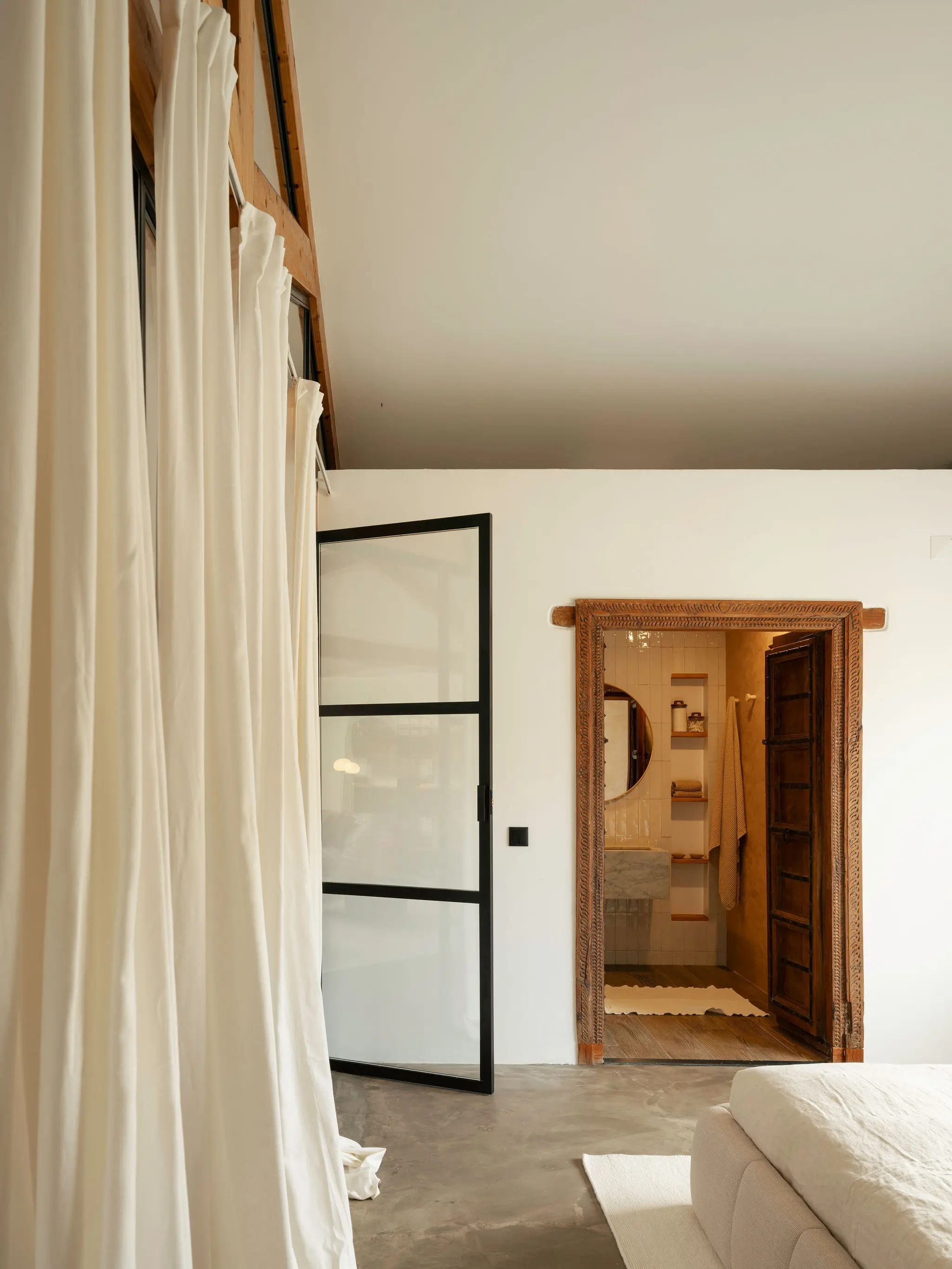 chambre avec poutres et verrière loft Lisbonne décoration contemporaine