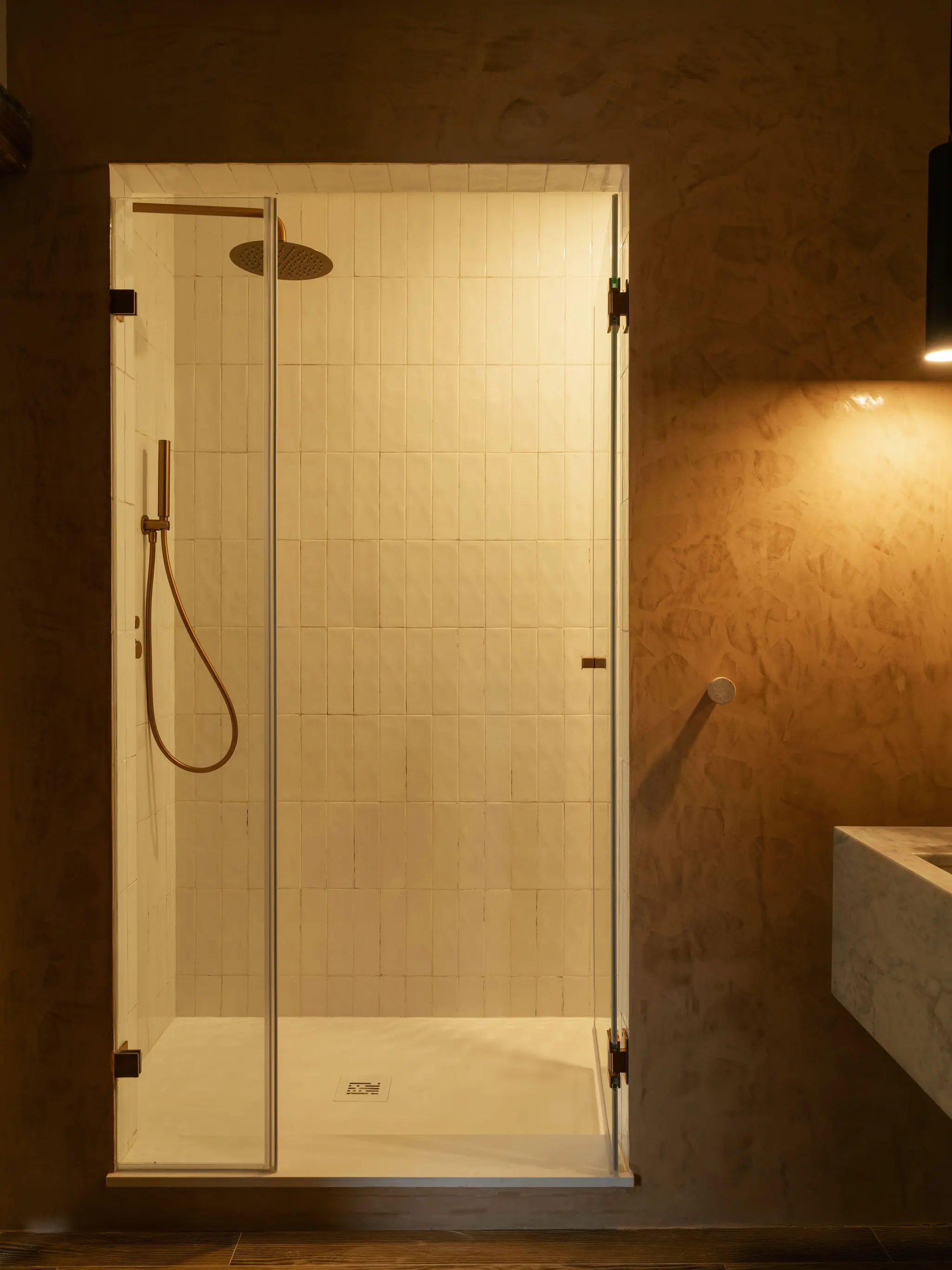 salle de bain zelliges loft Lisbonne décoration contemporaine