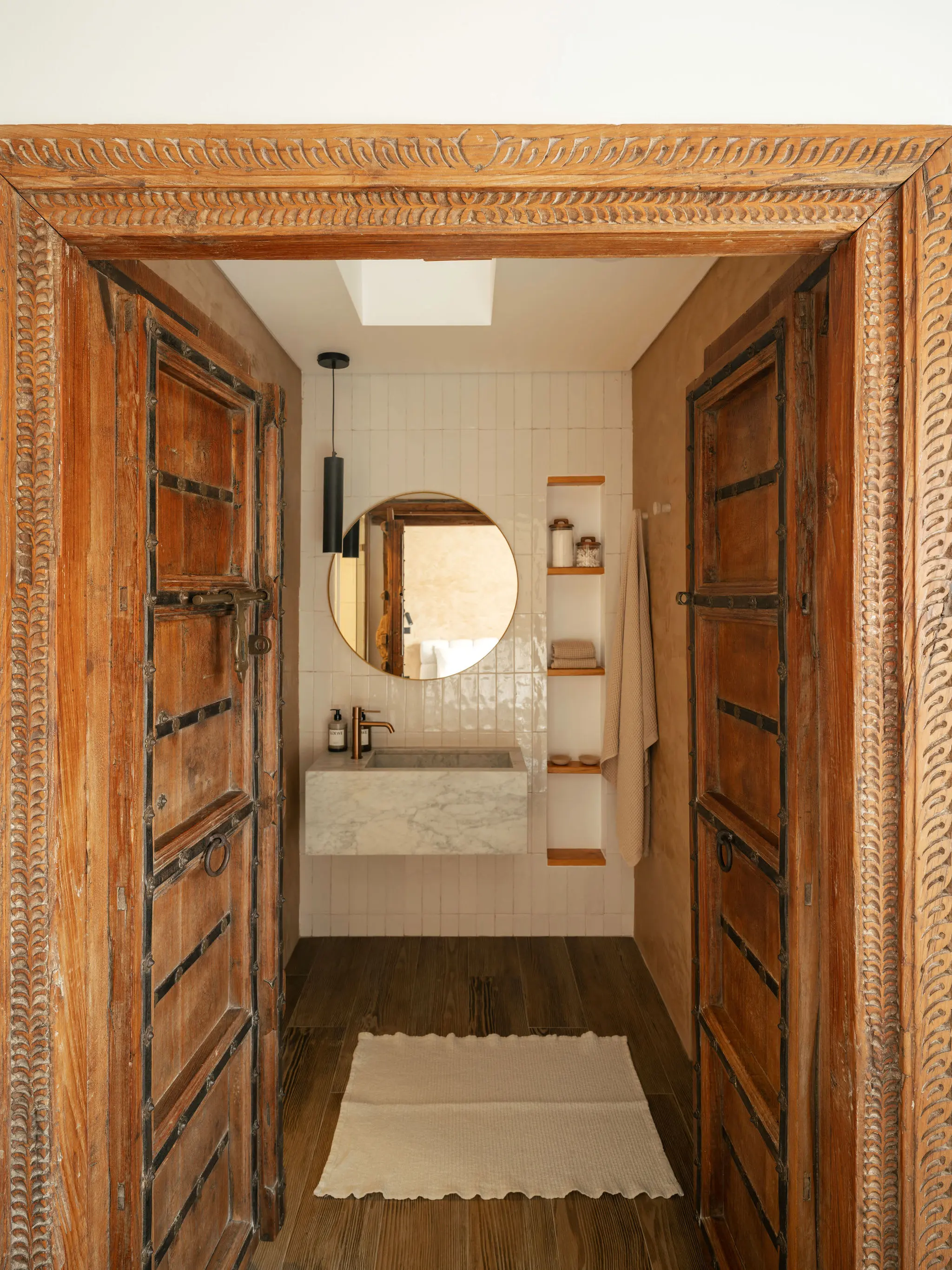 salle de bain avec portes anciennes loft Lisbonne décoration contemporaine