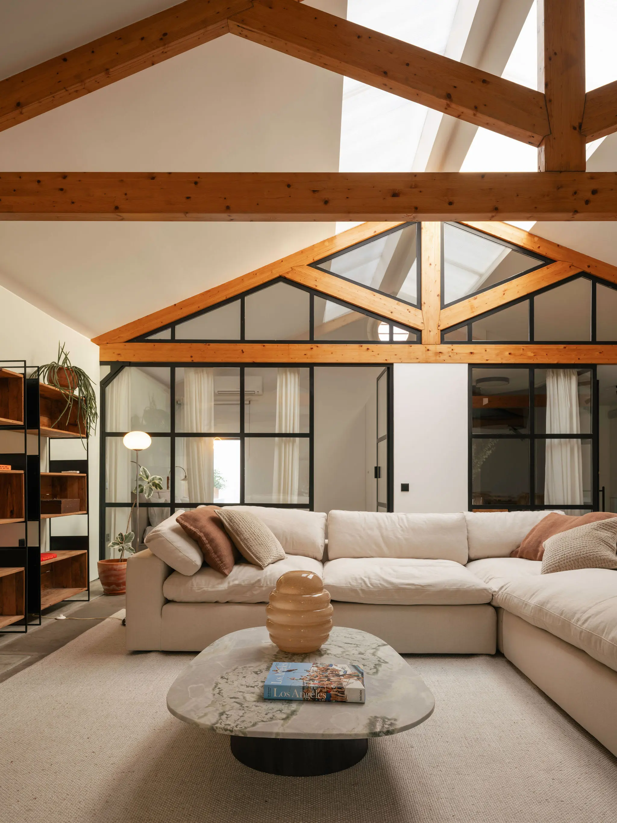 salon avec poutres et verrière loft Lisbonne décoration contemporaine