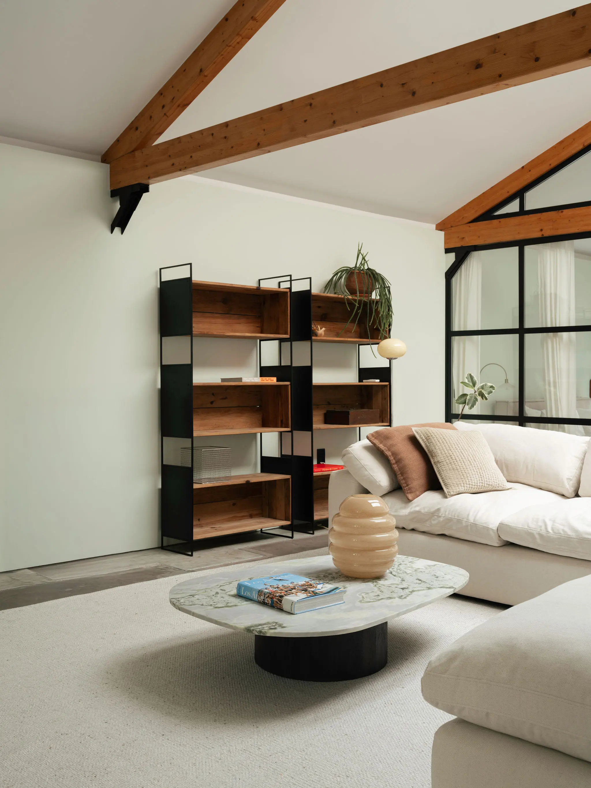 salon avec poutres et verrière loft Lisbonne décoration contemporaine