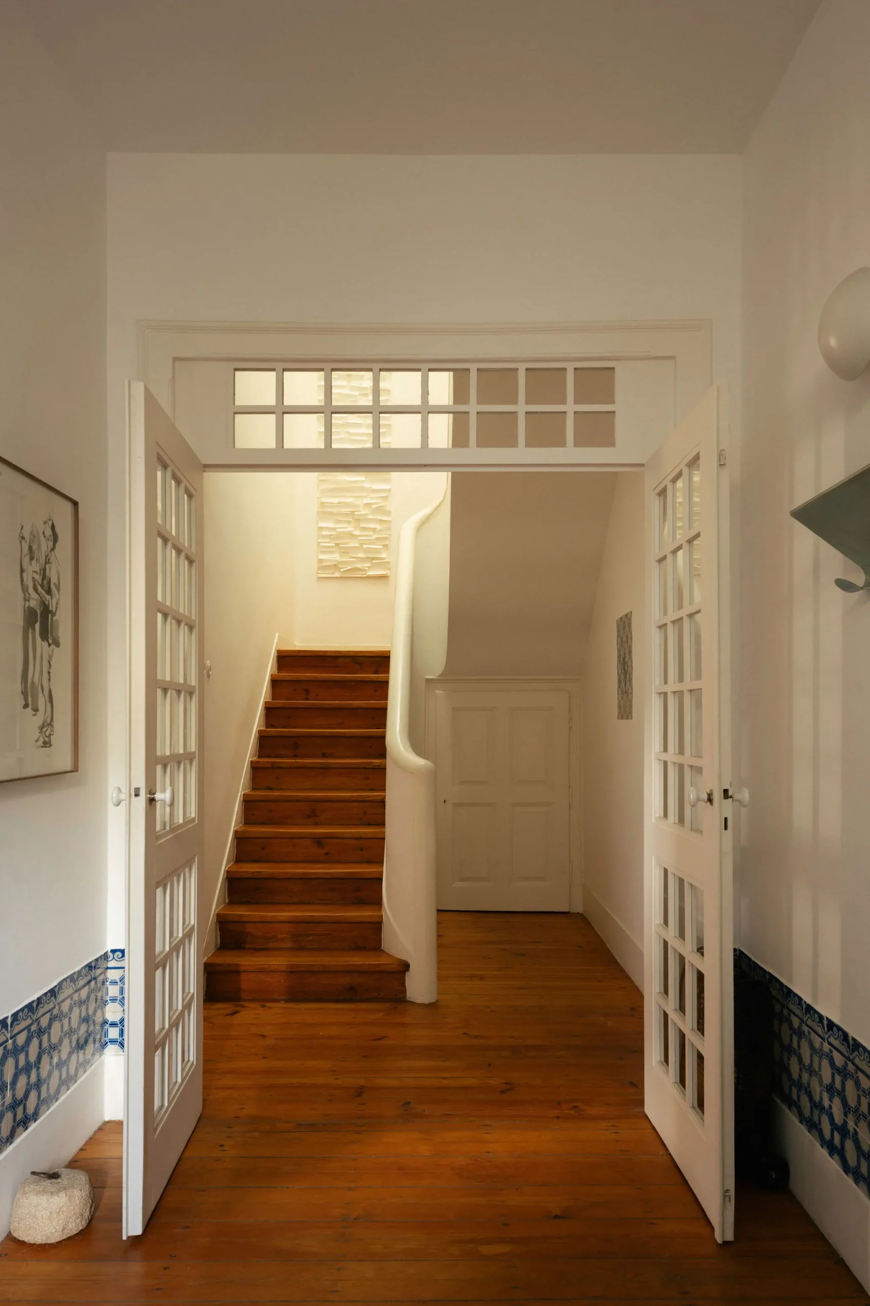 entrée et escalier maison de ville ancienne Lisbonne décoration vintage