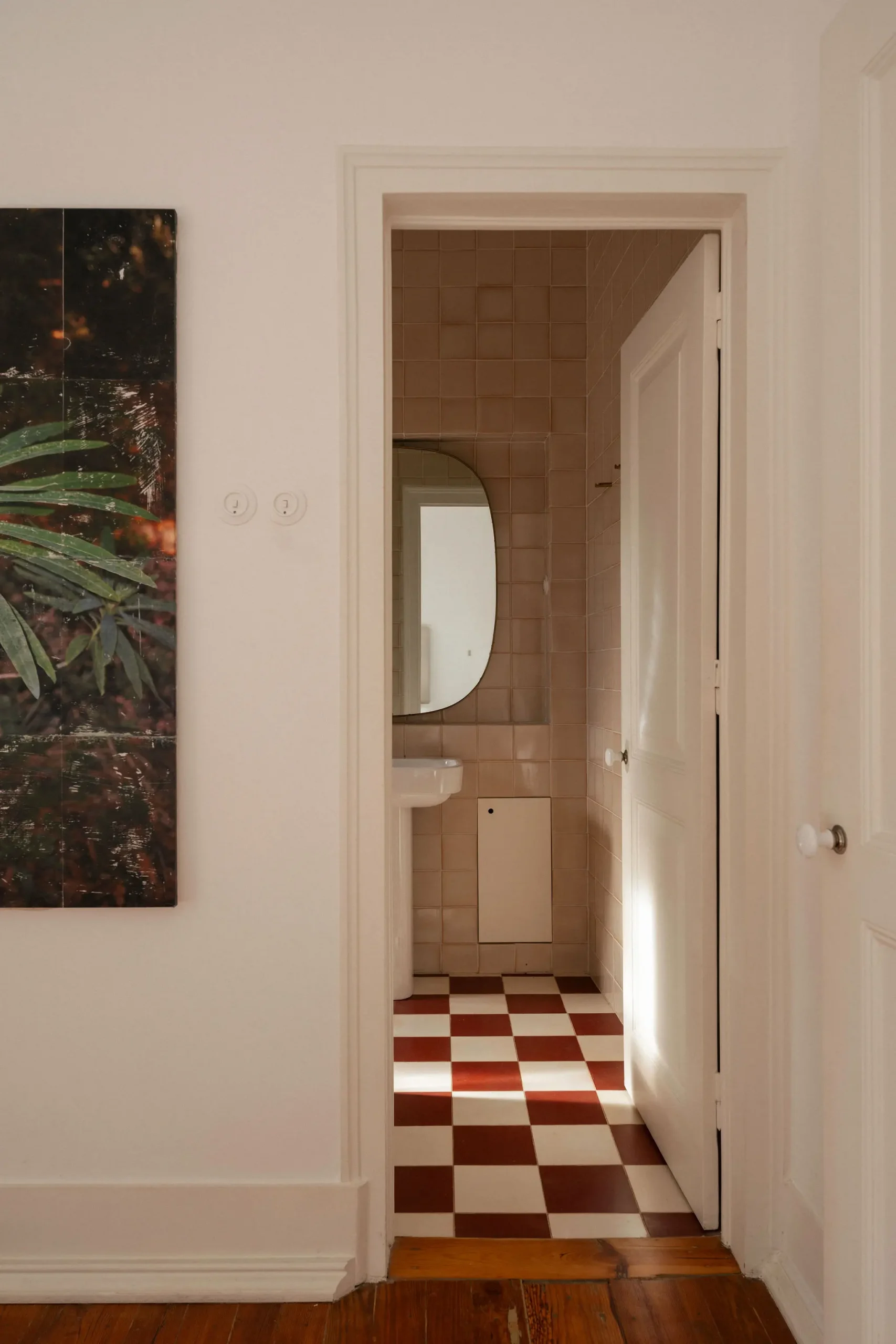 salle de bain carrelage à damier rouge et blanc maison de ville ancienne Lisbonne décoration vintage