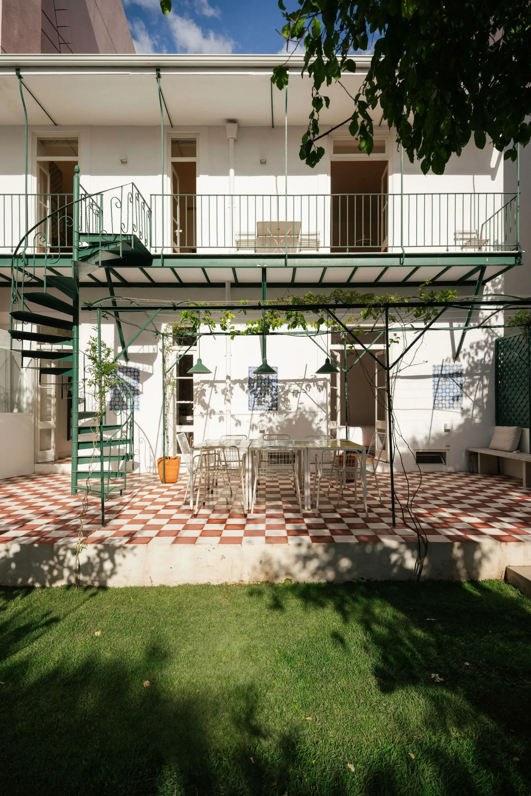 terrasse sol à damier rouge et blanc maison de ville ancienne Lisbonne décoration vintage