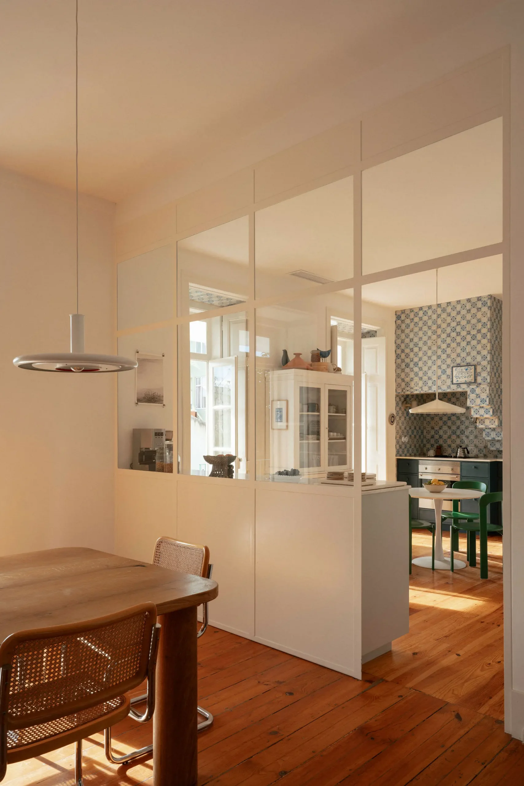 salle à manger et cuisine avec verrière blanche maison de ville ancienne Lisbonne décoration vintage
