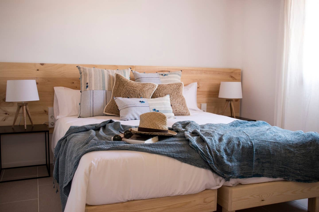 chambre maison rénovée à Formentera décoration naturelle et contemporaine chambre maison rénovée à Formentera décoration naturelle et contemporaine