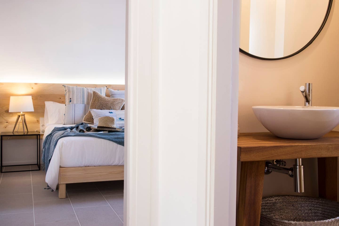 chambre avec salle de bain maison rénovée à Formentera décoration naturelle et contemporaine chambre avec salle de bain maison rénovée à Formentera décoration naturelle et contemporaine
