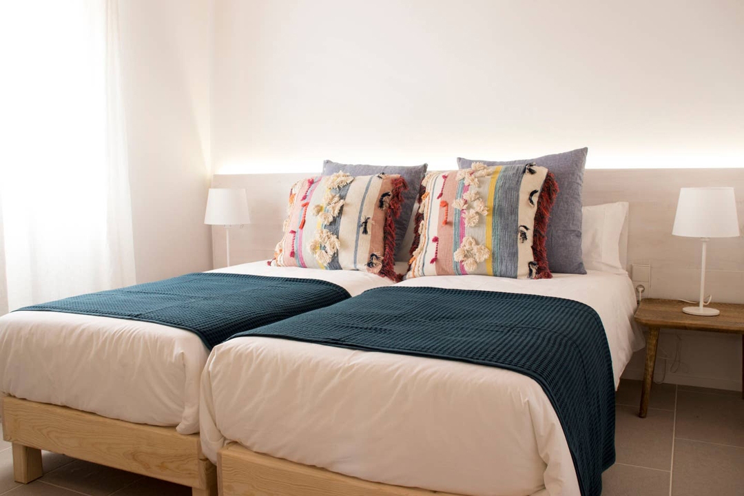 chambre à deux lits maison rénovée à Formentera décoration naturelle et contemporaine chambre à deux lits maison rénovée à Formentera décoration naturelle et contemporaine
