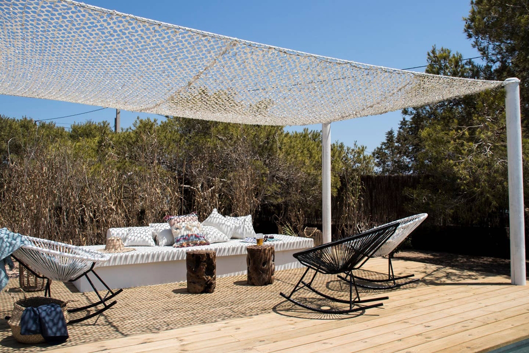 terrasse avec voile d terrasse avec voile d'ombrage filet de camouflage blanc maison rénovée à Formentera décoration naturelle et contemporaine