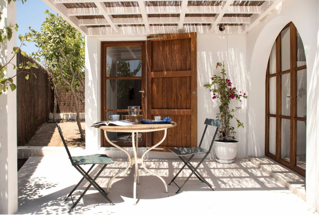 terrasse avec pergola maison rénovée à Formentera décoration naturelle et contemporaine terrasse avec pergola maison rénovée à Formentera décoration naturelle et contemporaine