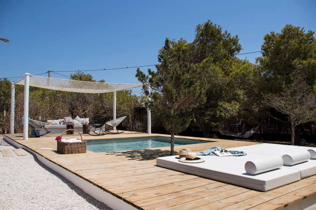 terrasse avec petite piscine maison rénovée à Formentera décoration naturelle et contemporaine terrasse avec petite piscine maison rénovée à Formentera décoration naturelle et contemporaine